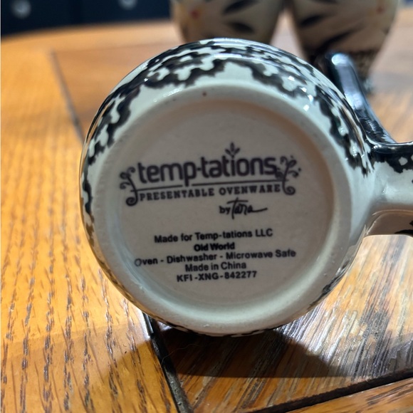 Temptations Salt and Pepper shaker set - Picture 4 of 4